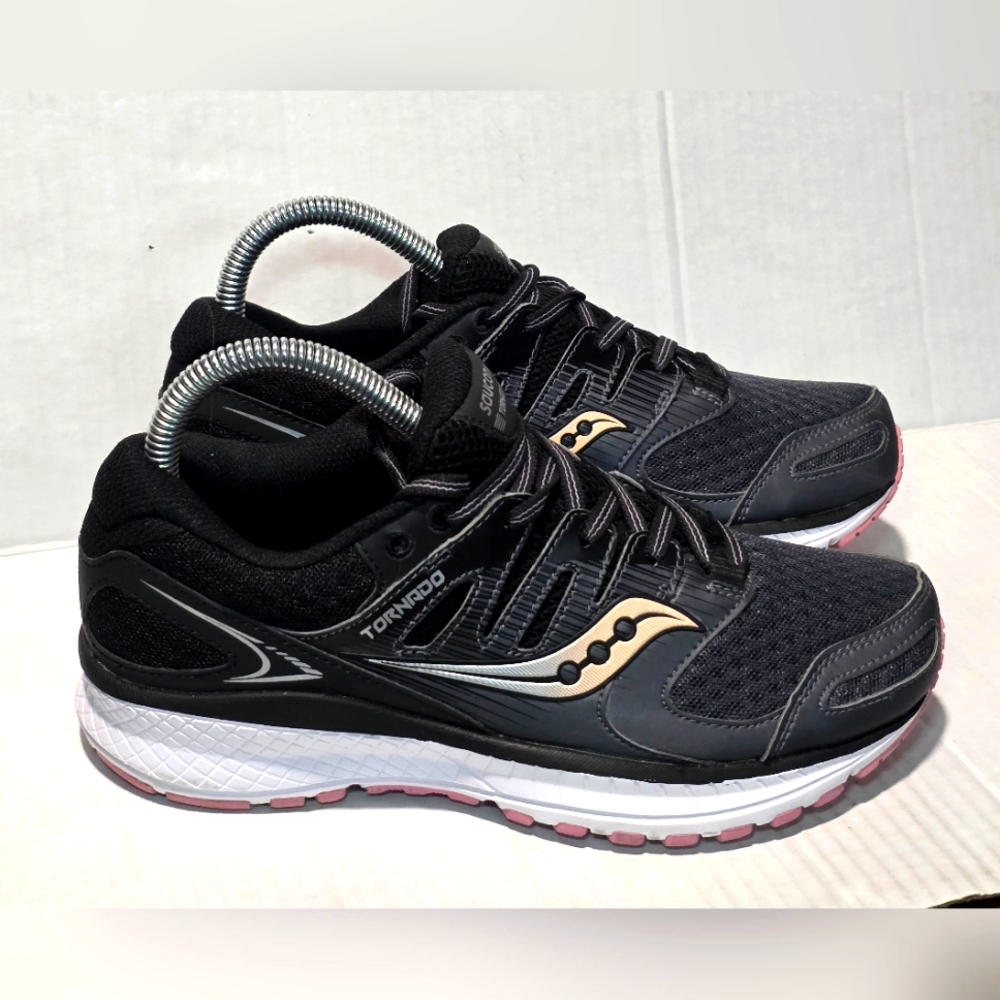 Saucony Tornado Sneakers Womans Size 6